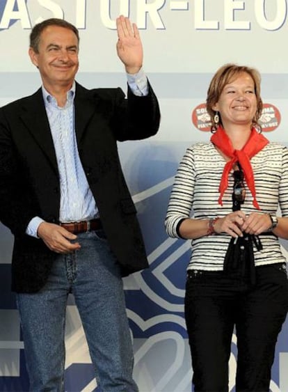 Zapatero, junto a Leire Pajín, saluda a los asistentes al mitin.