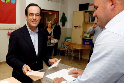 El presidente del Congreso y presidente del PSOE de Castilla- La Mancha, José Bono, momentos antes de depositar sus votos en las urnas del colegio electoral de El Salobre (Albacete).