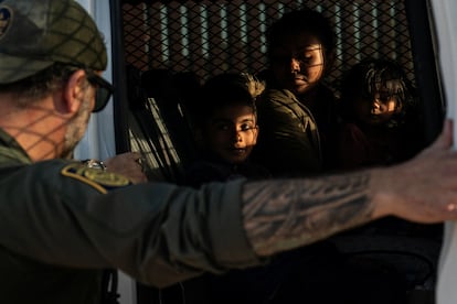 Migrantes mexicanos solicitantes de asilo son sentados en una furgoneta de la Policía Fronteriza, en Jacumba Hot Springs, (California) este 4 de junio.