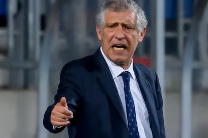 Fernando Santos, durante uno de los partidos de Portugal en la clasificación para la Eurocopa. GETTY