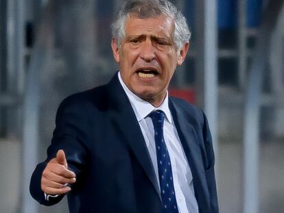 Fernando Santos, durante uno de los partidos de Portugal en la clasificación para la Eurocopa. GETTY