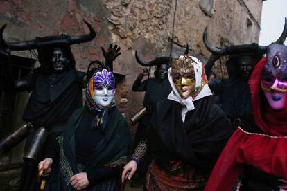 Tradicional desfile de Diabos e Máscaras durante as festas de carnaval de Luzón, Guadalajara.