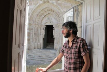 El músico Xoel López, en la iglesia de Santiago, en la ciudad vieja de A Coruña.