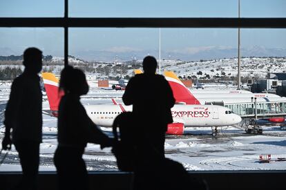 Pasajeros aguardan la salida de su vuelo en el aeropuerto Adolfo Suárez Madrid-Barajas, este lunes