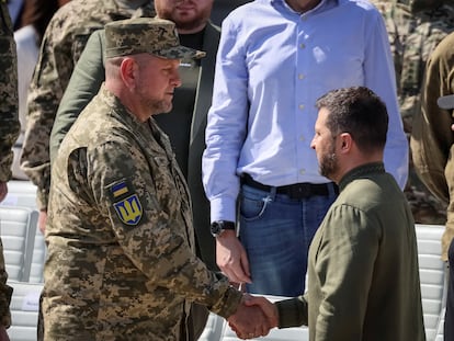 El presidente ucranio, Volodímir Zelenski, saludaba al comandante en jefe del país, Valeri Zaluzhni, en un acto en Kiev el pasado 24 de agosto