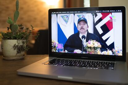 A mensagem de Daniel Ortega vista em um celular em Manágua.