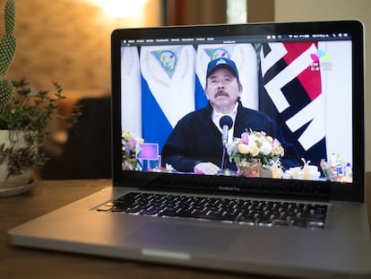 A mensagem de Daniel Ortega vista em um celular em Manágua.