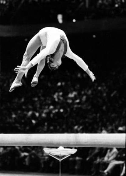 Korrbut hace un salto hacia atrás en la barra de equilibrio en marzo de 1973 en Filadelfia.