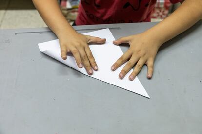 Las manos de un paciente mientras hacen origami.