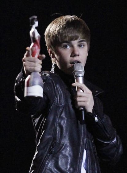 El adolescente canadiense Justin Bieber recogi el premio al mejor artista revelacin internacional