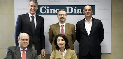 En primer plano, Javier &Aacute;lvarez (Campofr&iacute;o) y Carmen Ponce (Heineken). Detr&aacute;s, Juan Alegr&iacute;a (Osborne), Javier Paniagua (Calidad Pascual) y Pedro Vald&eacute;s (Indra).