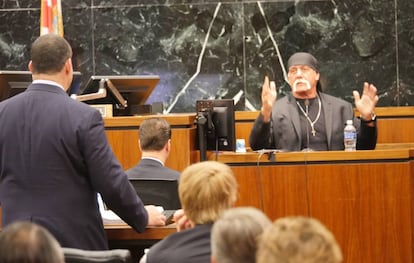 Hulk Hogan testificando en el juicio contra la página web Gawker. Fue en Florida en 2016.