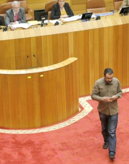 El diputado de AGE David Fernández Calviño es expulsado de la Cámara por el presidente, Miguel Santalices