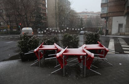 Varias mesas de terraza de un bar permanecen cubiertas de nieve en el centro de la capital, el 5 de febrero de 2018.