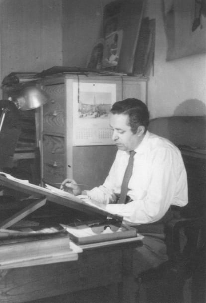 El diseñador Manolo Prieto, trabajando en la década de 1950.