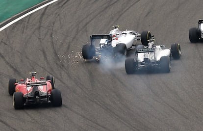 Massa y Rosberg chocan en la salida. 