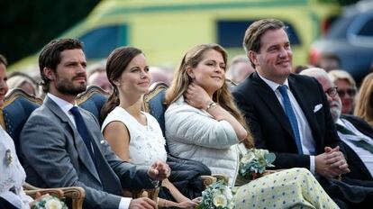 El principe Carlos Felipe con su esposa Sofía y la princesa Magdalena, con su esposo Chris.