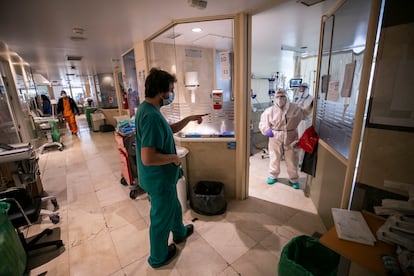 Un médico intensivista da indicaciones en una UCI del hospital. 