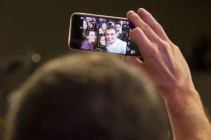 El secretario general del PSOE, Pedro Sánchez, ha apelado al voto útil en el mitin celebrado en el Palacio de congresos y exposiciones de A Coruña, el Palexco, el más multitudinario de lo que va de campaña socialista con la presencia de alrededor de 2.000 militantes.