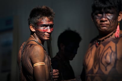 Miembros de la tribu Munduruku, durante una protesta en Belo Monte, en 2013. 