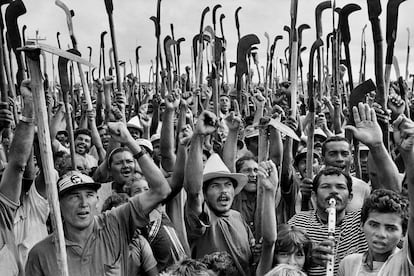 Una de las instantáneas con las que Salgado documentó el Movimiento de los Sin Tierra en Brasil; en esta, los campesinos celebran en 1996 una expropiación oficial tras meses de ocupación en el Estado de Sergipe.