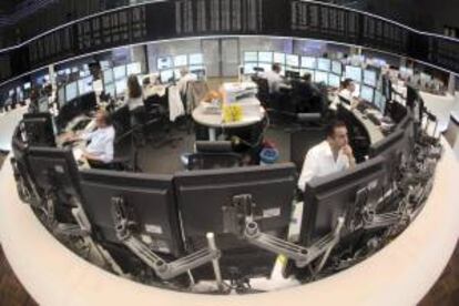 Operadores de bolsa trabajan en la bolsa de Fráncfort Main, Alemania. EFE/Archivo