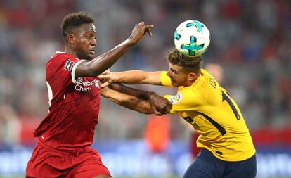 Origi pugna con Lucas.