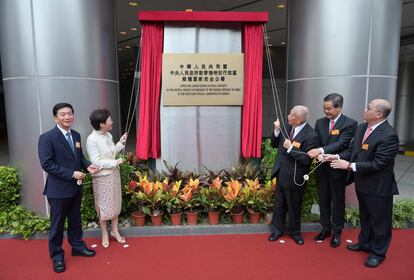 La jefa del Gobierno autónomo de Hong Kong, Carrie Lam, y sus predecesores en el cargo descubren este miércoles la placa que identifica la sede de la nueva Oficina de Protección de la Seguridad Nacional.