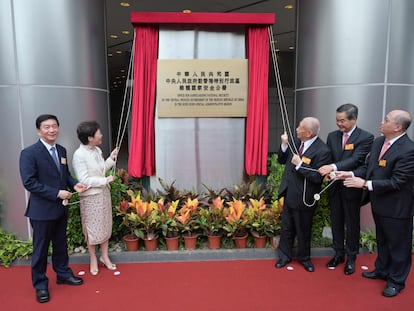 La jefa del Gobierno autónomo de Hong Kong, Carrie Lam, y sus predecesores en el cargo descubren este miércoles la placa que identifica la sede de la nueva Oficina de Protección de la Seguridad Nacional.