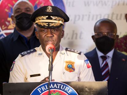 El director general de la Policía Nacional de Haití, Léon Charles, habla en una rueda de prensa, en Puerto Príncipe (Haití), el domingo 11 de julio, para anunciar la detención del supuesto instigador del asesinato del presidente.
