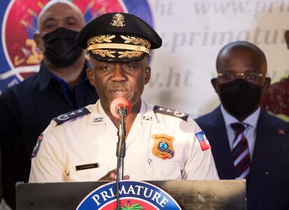 El director general de la Policía Nacional de Haití, Léon Charles, habla en una rueda de prensa, en Puerto Príncipe (Haití), el domingo 11 de julio, para anunciar la detención del supuesto instigador del asesinato del presidente.