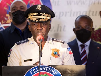 O diretor-geral da Polícia Nacional do Haiti, Léon Charles, fala em uma entrevista coletiva em Porto Príncipe (Haiti), neste domingo, para anunciar a detenção do suposto autor intelectual do assassinato do presidente Jovenel Moïse.