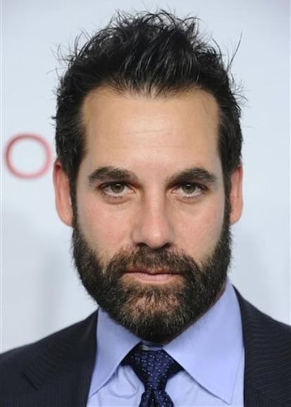 El actor Adrian Pasdar, Nathan Petrelli de <i>Héroes</i>, fue detenido en la madrugada del miércoles por conducir, supuestamente, en estado de ebriedad. Según la agencia Reuters, unos agentes de la patrulla de carreteras informaron haber visto la camioneta del actor, de 44 años, circulando por una autopista de Los Ángeles a más de 150 kilómetros por hora y girando entre los carriles. "Tras parar a Pasdar, los oficiales se percataron de un olor a alcohol que salía del vehículo" y determinaron que el actor estaba bajo la influencia del alcohol, ha indicado la patrulla de carreteras de California, que dejó al día siguiente en libertad a Pasdar, a pesar de que se negó a que le hicieran la prueba de alcoholemia, después de que pagó una fianza de 15.000 dólares.