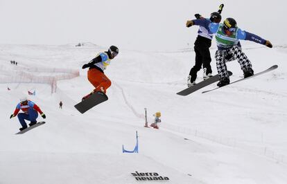 (De derecha  izquierda) El estadounidense Nick Baumgartner, el canadiense C.Robanske, el español Lucas Eguibar, y el austriaco Markus Shairer en la última carrera de la prueba de Boardercross por equipos de snowboard de los Mundiales de Esquí y Snowboard Freestyle de Sierra Nevada 2017, en la que España ganó la medalla de plata, en Granada (España).