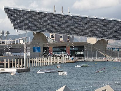 Instalación fotovoltaica en el Fórum de Barcelona, construida por el estudio de arquitectura de José Antonio Martínez Lapeña y Elías Torres Tur.