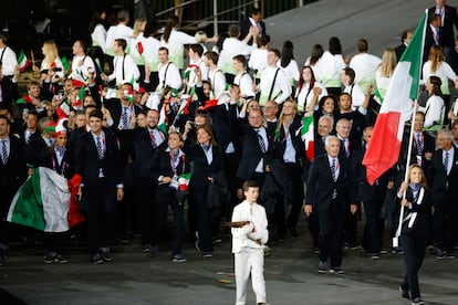 Creado por el famoso dise?ador Giorgio Armani, el traje de Italia ha sido otro de los ms estilosos del desfile. Minimalista, muy deportivo y? algo sobrio.