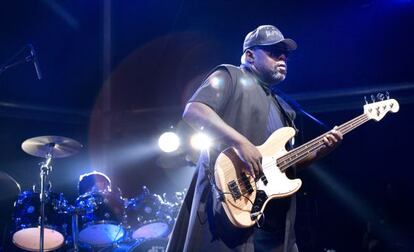 Robbie Shakespeare, integrante de Sly & Robbie, durante una actuación en Barcelona.