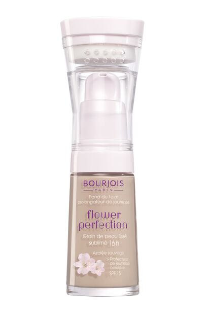 Para esa amiga que no sabe maquillarse: base Flower Perfection de Bourjois, que incluye una esponjita que hace su aplicación muy sencilla. Tiene SPF 15 y su textura es ligera y existe en 7 tonos para adaptarse a todos los cutis. Cuesta 17,75 euros.