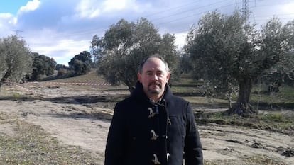 Pedro Dorado, alcalde de Villamanta, en los terrenos donde se ha encontrado un yacimiento romano tapado por la Comunidad.