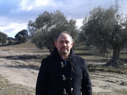 Pedro Dorado, alcalde de Villamanta, en los terrenos donde se ha encontrado un yacimiento romano tapado por la Comunidad.