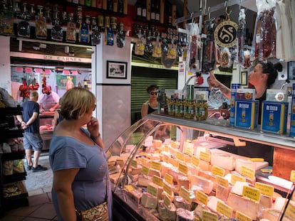 Una charcutería en un mercado de abastos en Sevilla, Andalucía.