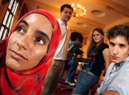 Senia Bachir, saharaui de 21 años, y el español Pablo Cancelo Serrano en la escuela St Edwards de Oxford. En segunda fila Andrew Brown, director educativo de Talk Togheter