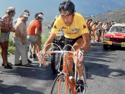 Luis Ocaña subiendo el Col du Galibier en la octava etapa del Tour de Francia 1973.