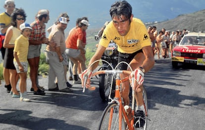 Luis Ocaña subiendo el Col du Galibier en la octava etapa del Tour de Francia 1973.