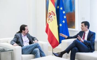 Pedro Sanchez recibe en el Palacio de La Moncloa al lider de Unidas Podemos, Pablo Iglesias.