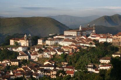 As ruas de Ouro Preto (Brasil) estão repletas de obras de arte barrocas, como as esculturas de Aleijadinho ou os edifícios do estilo conhecido como barroco mineiro, que incluem mansões e igrejas. Destacam-se as igrejas de São Francisco de Assis, Nossa Senhora do Carmo e Nossa Senhora do Rosário (século XVIII), de curiosa planta ovalada.