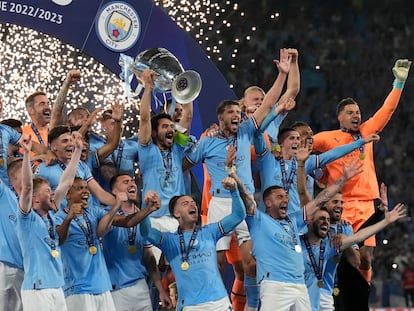 Ilkay Gündogan levanta el trofeo de campeón de la Champions League junto a sus compañeros del Manchester City.