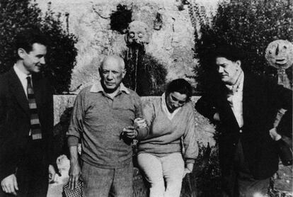 De izquierda a derecha, Tomeu Buadas, Picasso, Jacqueline y Camilo José Cela, en 'La Californie', Cannes.