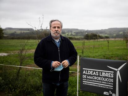 Baldomero Iglesias, en su casa de Xanceda (A Coruña) que se rodeará de aerogeneradores.