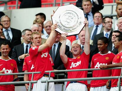 Fletcher, a la izquierda, y Rooney levantan el trofeo entre Giggs, Valencia y Nani.